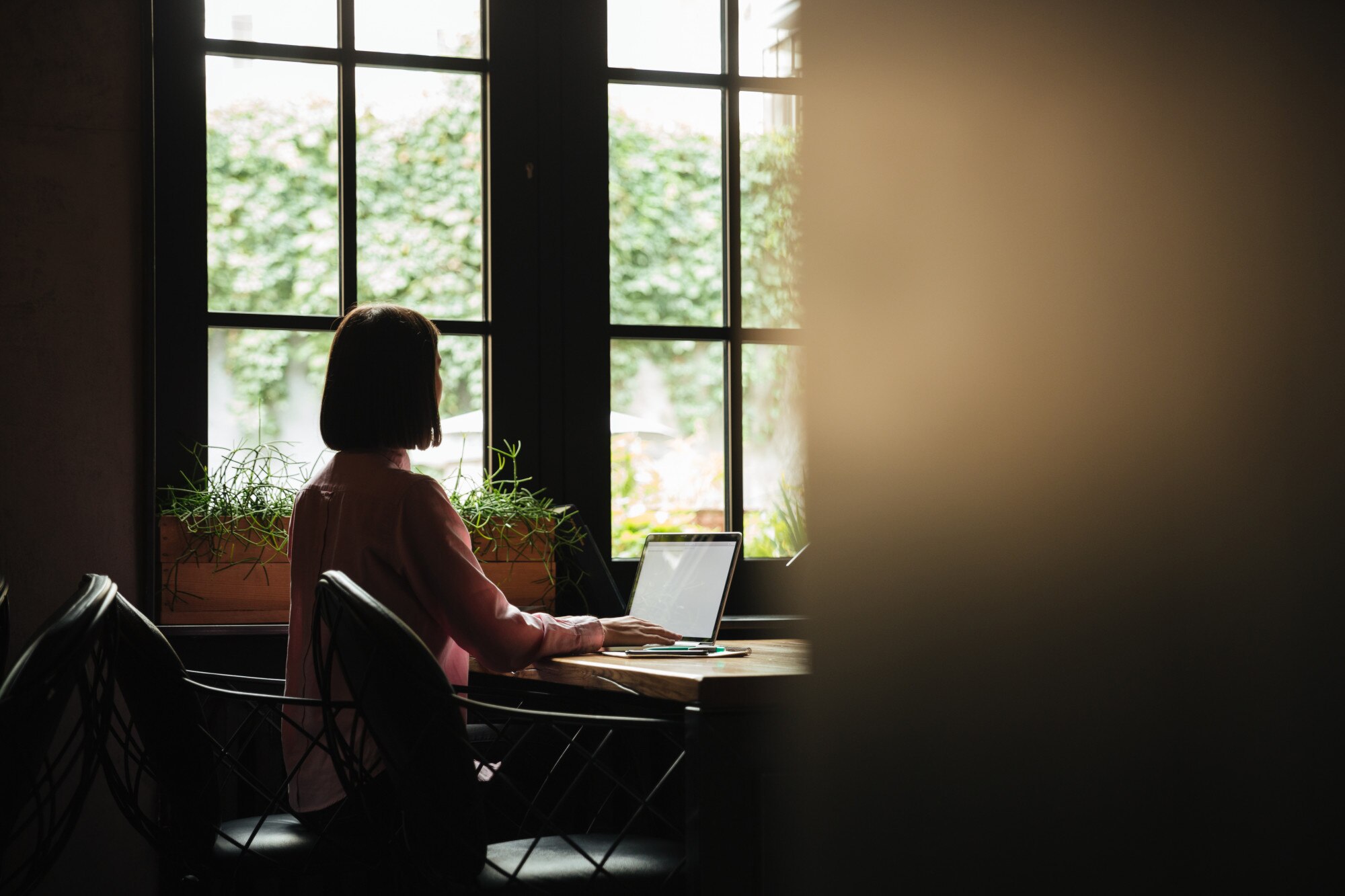 Espacio de trabajo iluminado con luz natural, sin reflejos directos en la pantalla, ambiente ordenado y confortable